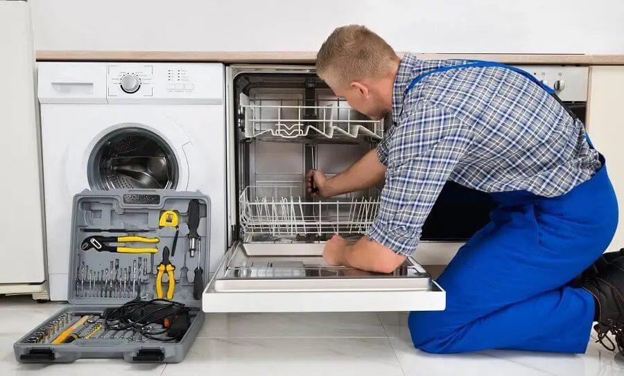 Kızılcahamam Viessmann servisi teknisyen ekibi beyaz eşya tamiri yaparken